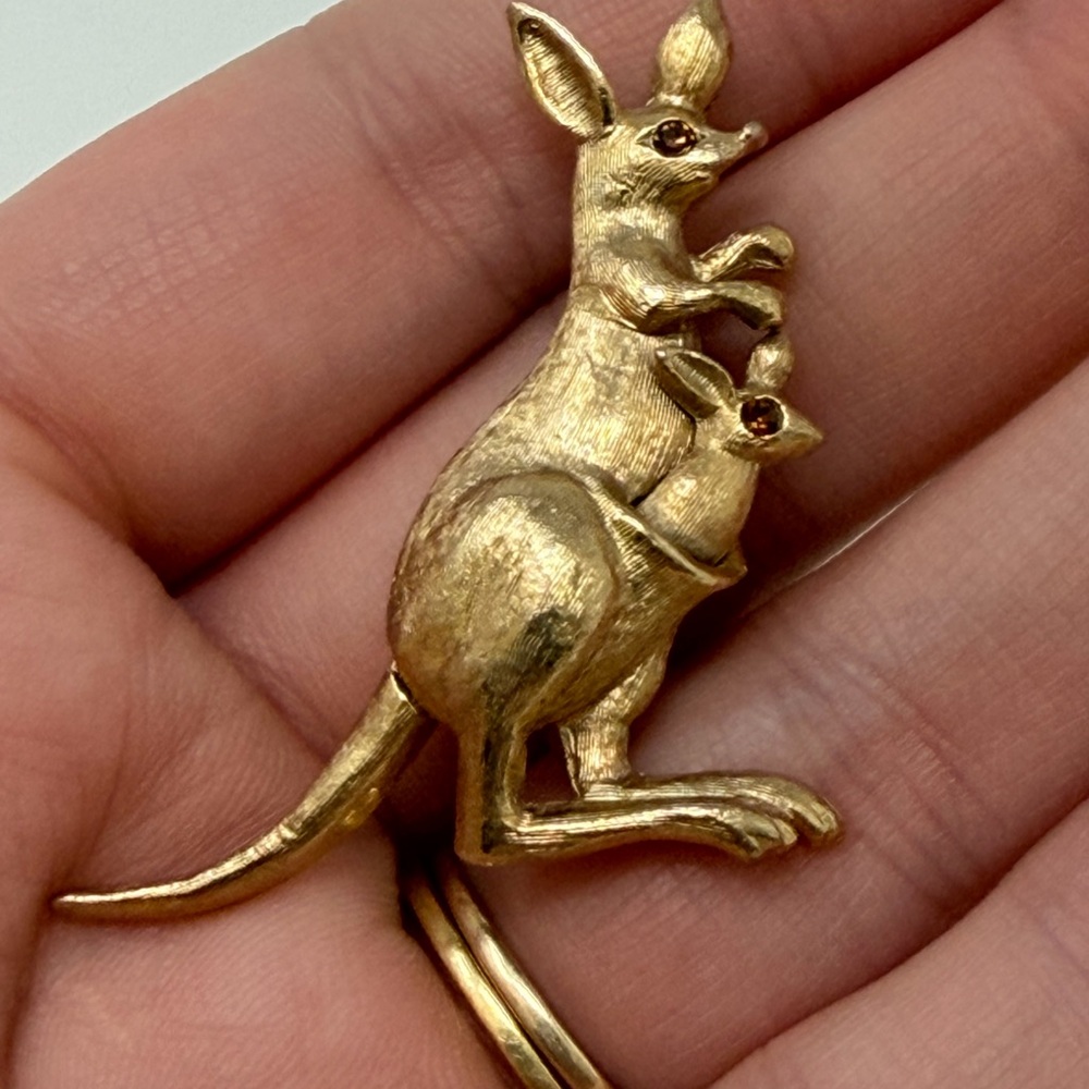Avon Gold Kangaroo Metal Brooch Pin Animal Signed Fashion Costume